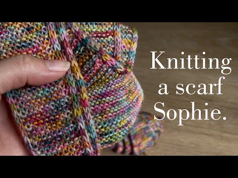 Knitting a scarf Sophie. #knittig #scarf #knitting
