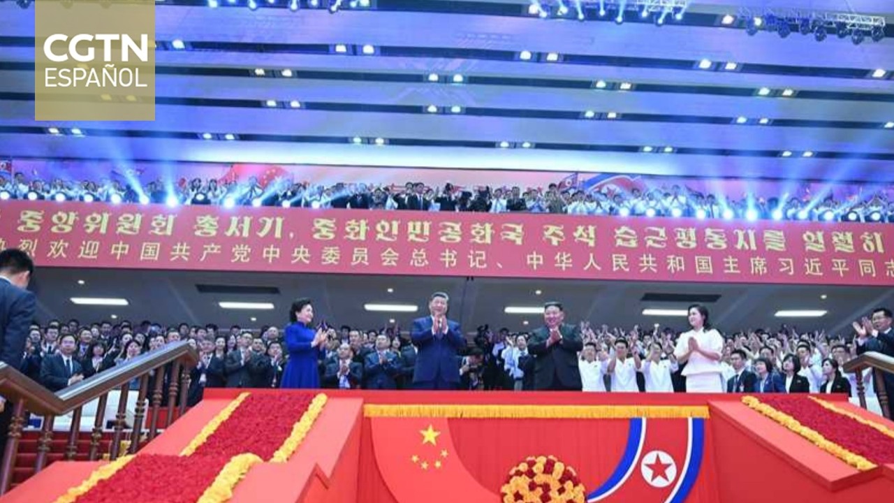 Xi Jinping y Peng Liyuan presencian un espectáculo artístico en el Gimnasio de Pyongyang