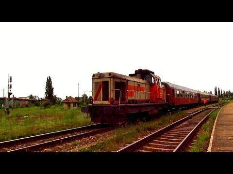 LDH 82-0562-7 With Classic Regional Train in Oradea (11 06 2013)