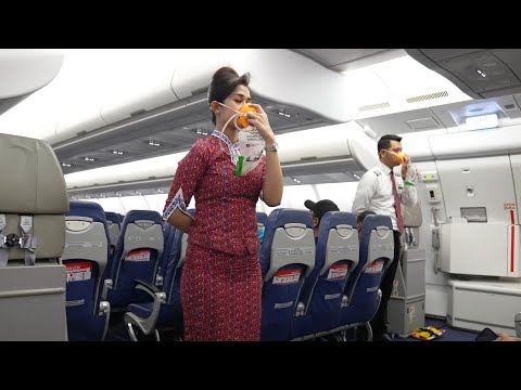 Safety Demo Pramugari dan Pramugara Lion Air dalam Pesawat Airbus A330-900 Neo Jakarta - Solo