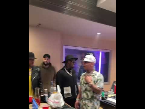 Diamond Platnumz aachia kionjo cha nyimbo aliyoshirikishwa na bustarhymes uko studio marekani