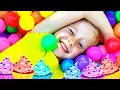 Nastya gibt vor mit neuen Freunden und Nastya gibt vor mit neuen Freunden und