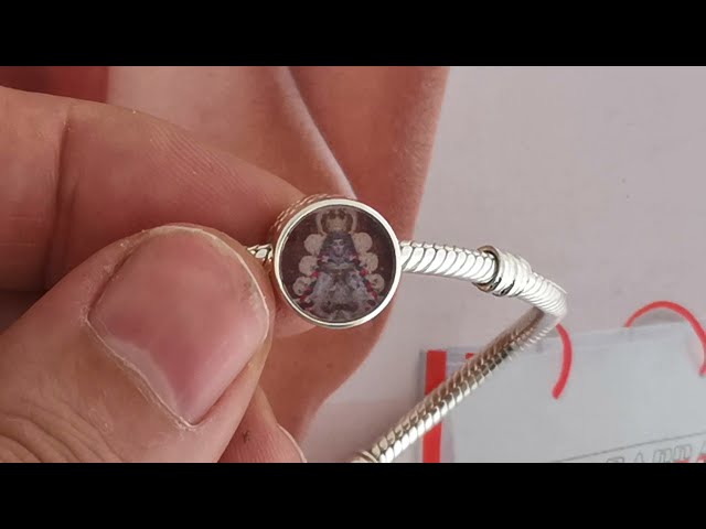 Vídeo relacionado con Only faith Collar de Virgen del Rocio para mujer Acero inoxidable colgante Virgen Maria con Tarjeta de Presentación collar 45 cm (Virgen del Rocio Plateado)