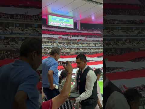 "BRUTAL RECIBIMIENTO DE LA AFICIÓN DE CHIVAS EN EL CLÁSICO TAPATÍO " Barra: Barra Insurgencia &bull; Club: Chivas Guadalajara
