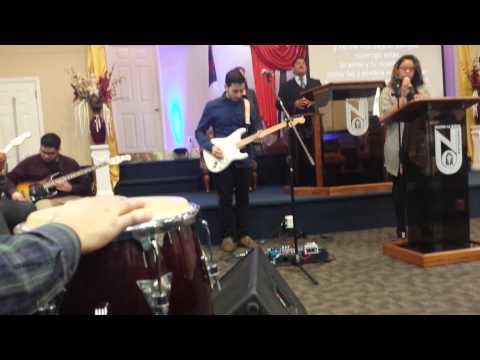 Yvonne and Sammy singing tu amor y tu misericordia