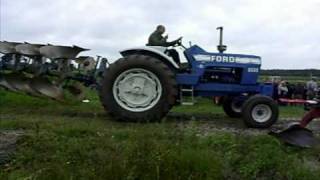 preview picture of video 'Hobbyboer ploegt met Ford 8600 in Zuidbroek'