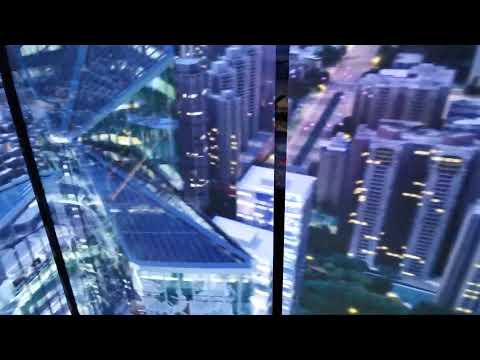 Dentro do elevador do Heian International Finance Center