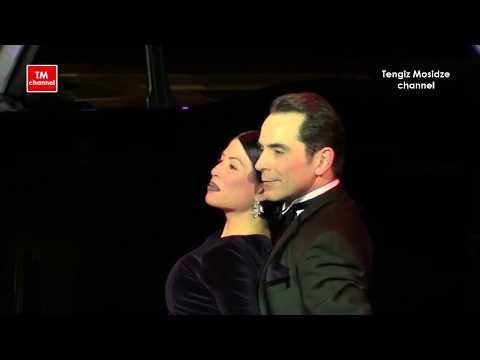  Ezequiel Paludi  and  Geraldine Rojas  are  dancing  to  the  vals  "  Flor de Lino  "  by  Solo Tango Orquesta  in  2020