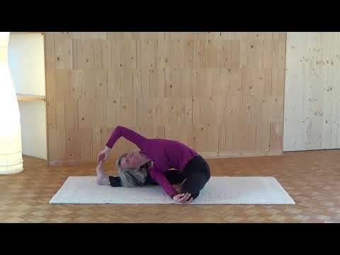 Die gedrehte Kopf-Knie-Stellung (von vorne) - Parivrtta Janu Sirshasana