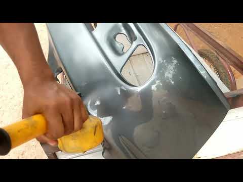 pintando o Corsa com bombinha de matar mosquito.