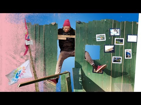 Kliemannsland-Museumszaun mit Fahnenmast und Tramperbank| Kliemannsland