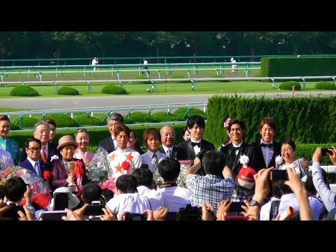 和田騎手と関係者、プレゼンターらとの記念撮影、宝塚記念ハイライト映像。現地映像、阪神競馬場