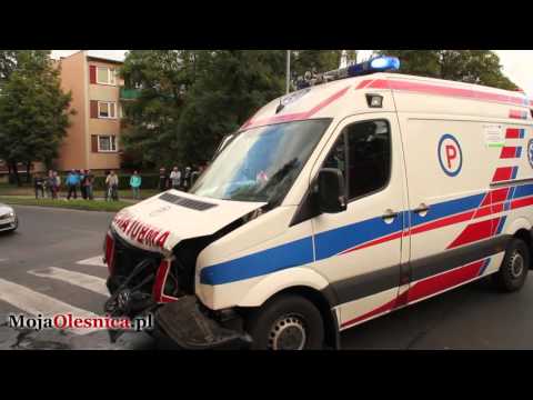 29.09.2015 Oleśnica - zderzenie karetki z peugeotem