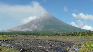preview picture of video 'Mayon Volcano December 27, 2009 10:40AM'