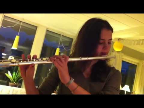 Bianca spelar tvärflöjt "Populare"