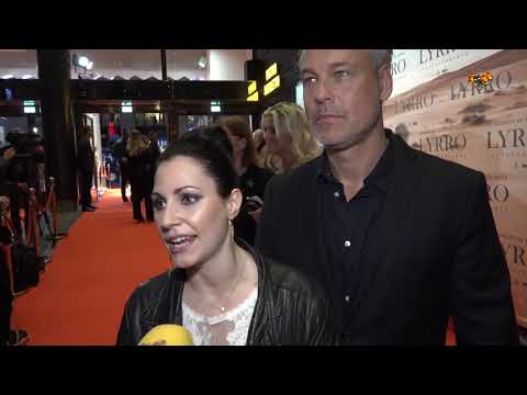 Nour El Refai och Henrik Schyffert kom för att se Peter Dalles nya komedi ”Lyrro”