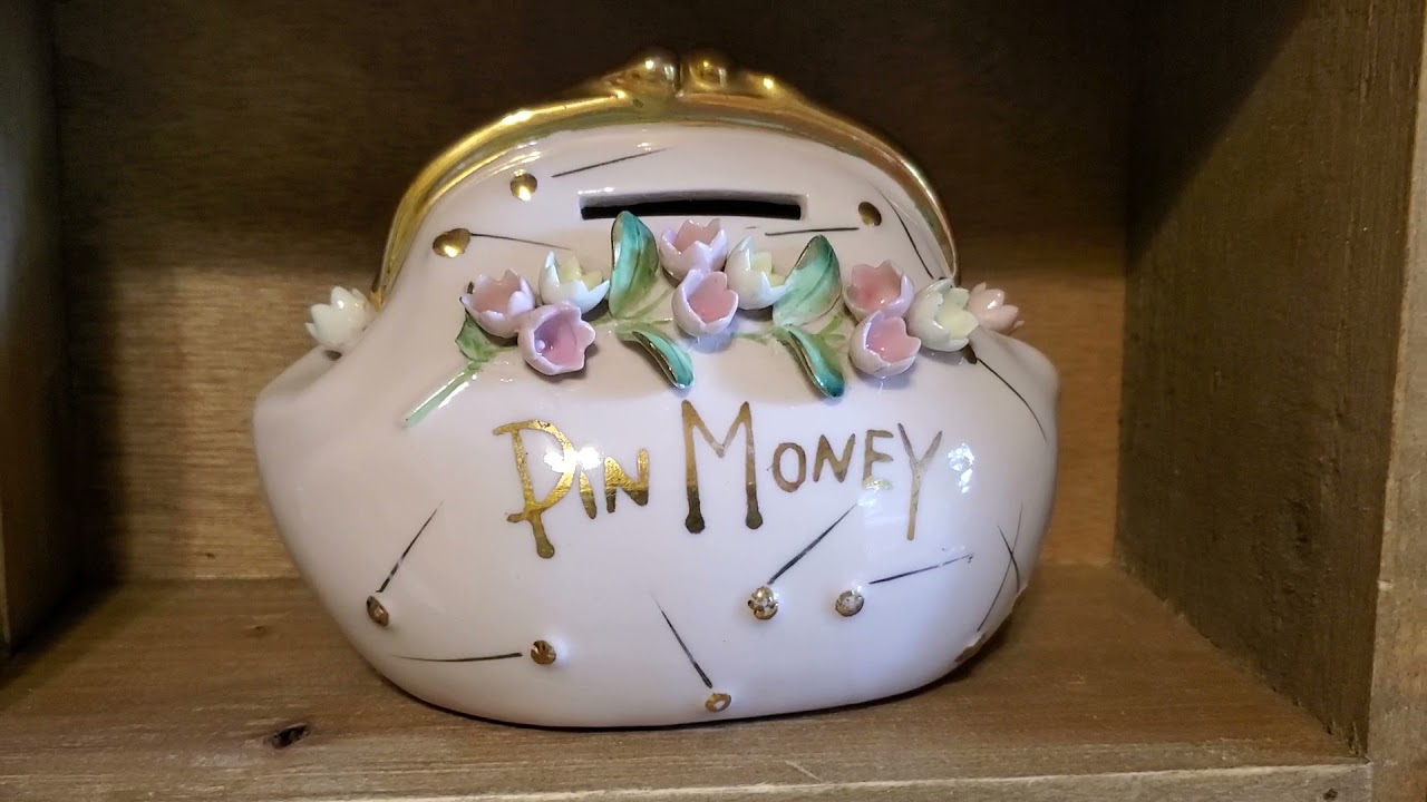 Our collection of vintage 1950's Pin Money purse Banks💗