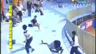 [討論] 各位到現場看球會不顧一切搶界外球嗎？