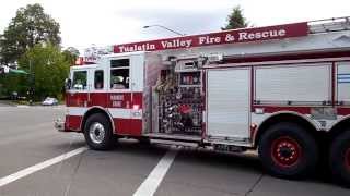 preview picture of video 'Squirt 34 Responding Tualatin Valley Fire & Rescue (2004 Pierce Dash 61' Sky-Boom)'