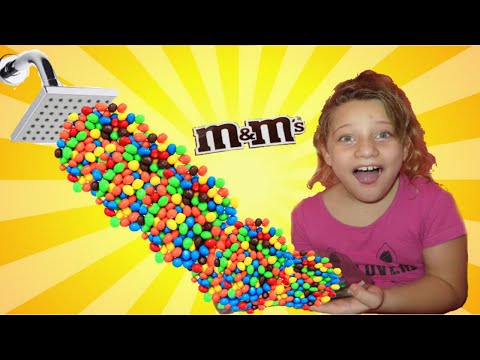 Valentina e Antonella no CHUVEIRO MÁGICO de doces m&m /   magic shower candy / دش سحري