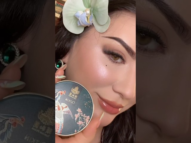 Vídeo relacionado con CATKIN Base De Maquillaje Cushion, Fórmula Ligera y Duradera, Antiedad, Efecto Natural, Extractos De Hierbas 7 En 1, Acabado Satinado Transparente, Recargas Incluidas, 13g*2