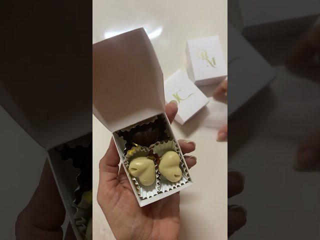 Vídeo relacionado con Bombones con foto en caja de regalo - Bombones para él y para ella, bombones personalizados en forma de corazón con su foto preferida (24 piezas)
