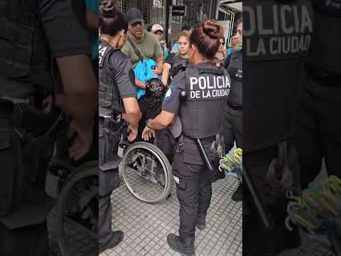 AHORA: En la Buenos Aires de Macri. En la #argentina de Milei: Denuncian "brutal agresión policial..