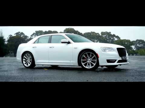 2016 Chrysler 300 SRT Review — With launch control demonstration Inggris