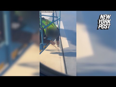 Рейс в Нью-Йорк отменили перед взлетом: пассажир заметил, что на крыле нет креплений