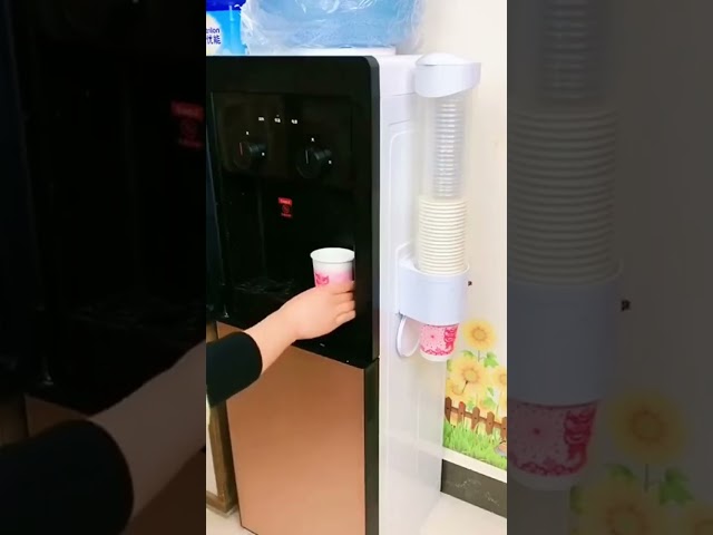 حامل اكواب جداري بلاستيك لتنظيم المنزل ومقرات العمل ومنع الفوضى سهلة التركيب بواسطة لاصق جودة عالية