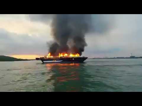 BREAKING NEWS  KAPAL PESIAR TERBAKAR DI SAGULUNG BATAM