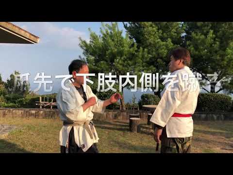 女子護身術。爪先で蹴る。