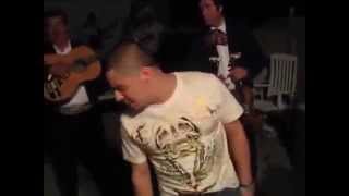 Video COMPLETO de Larry Hernández apuntando con pistola a la cabeza de un hombre