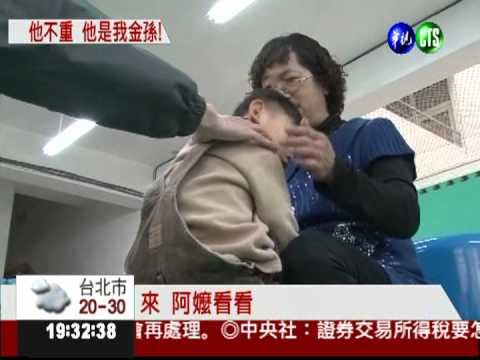 嬤背身障孫上學 每天往返百里路