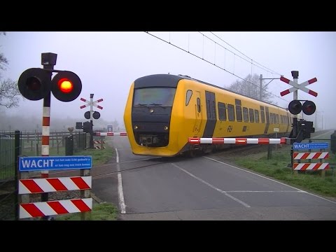Spoorwegovergang Laag Zuthem // Dutch railroad crossing