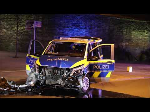 Siegen - Unfall mit Polizeiauto. Streifenwagen der Polizei kracht in Ampel - Vollsperrung Kölner Tor