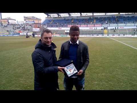 Yves Baraye 50 volte crociato: la consegna della targa da parte dell'AD Carra