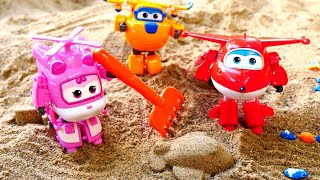Das Super Wings Team spielt im Sandkasten. Spielzeug Video für Kinder