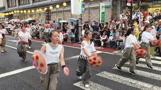 日本東北山形花笠祭，花笠舞遊行：青少年街舞風格，與觀眾擊掌互動。
