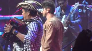 Carlos Vives y Juanes (En Vivo) - La Tierra Del Olvido