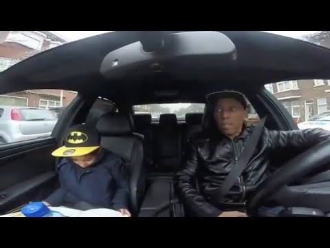 Darkraver gaat los in de auto (Gaan met die banaan)