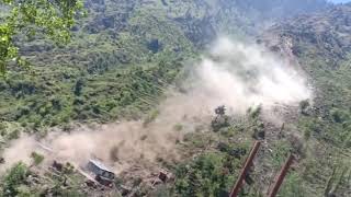 preview picture of video 'Just now 7 residential house damaged due to fresh landslide at dogrun Bathri of Teh Kahara'