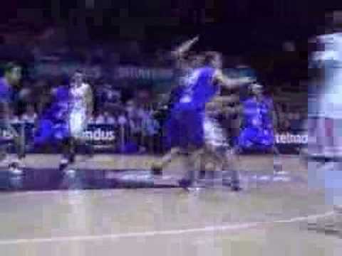 43 03-11-07 BCO-Aalst - Petrovic, the BOOOOOOOOOOOOOOMBA.mpg