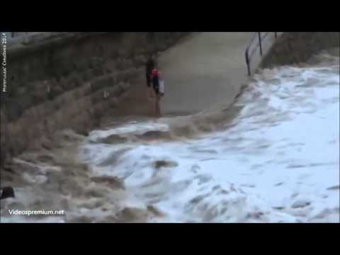 Chica arrastrada por una ola en la playa del Sardinero, Santander
