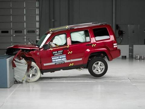 2008 Jeep Liberty moderate overlap IIHS crash test