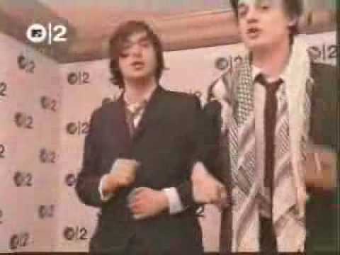 Carl Barat and Pete Doherty dance