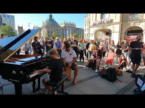 How to attract a crowd at a street piano - Street Piano Performance - Piano in Public