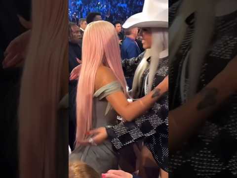 BEYONCÉ ABRAZA A KAROL G EN LOS GRAMMYS 2024
