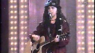 Linda Perry. Whats up......