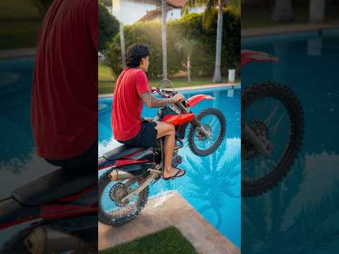 Pulei na PISCINA de moto de TRILHA 😱 #shorts